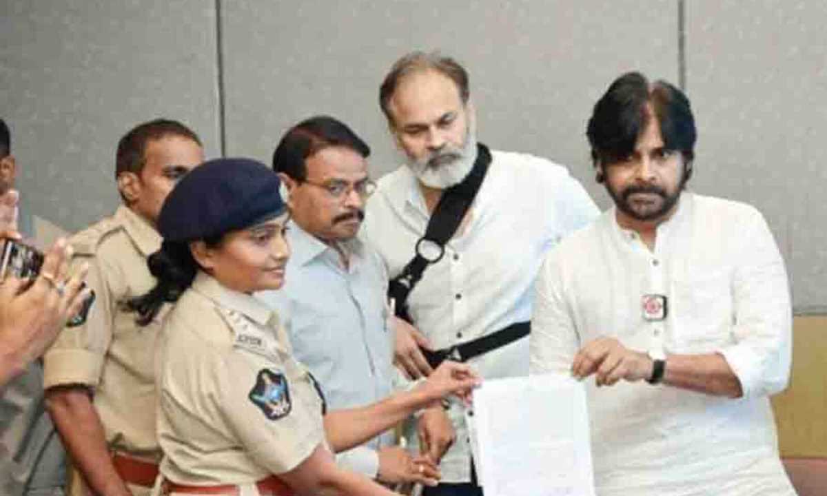 विशाखापत्तनम में अब भी तनाव, पवन कल्याण होटल में कैद